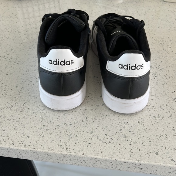 Mens Adidas tennis shoes size 11 - Picture 3 of 4